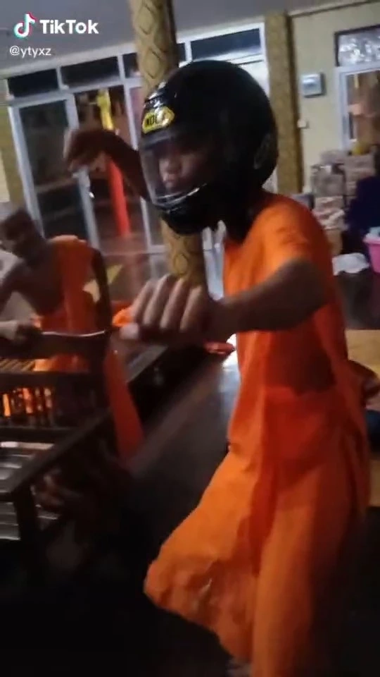 คลิปแต่งกายเป็นพระ ใส่หมวกกันน็อคเต้นโชว์สเต็ป