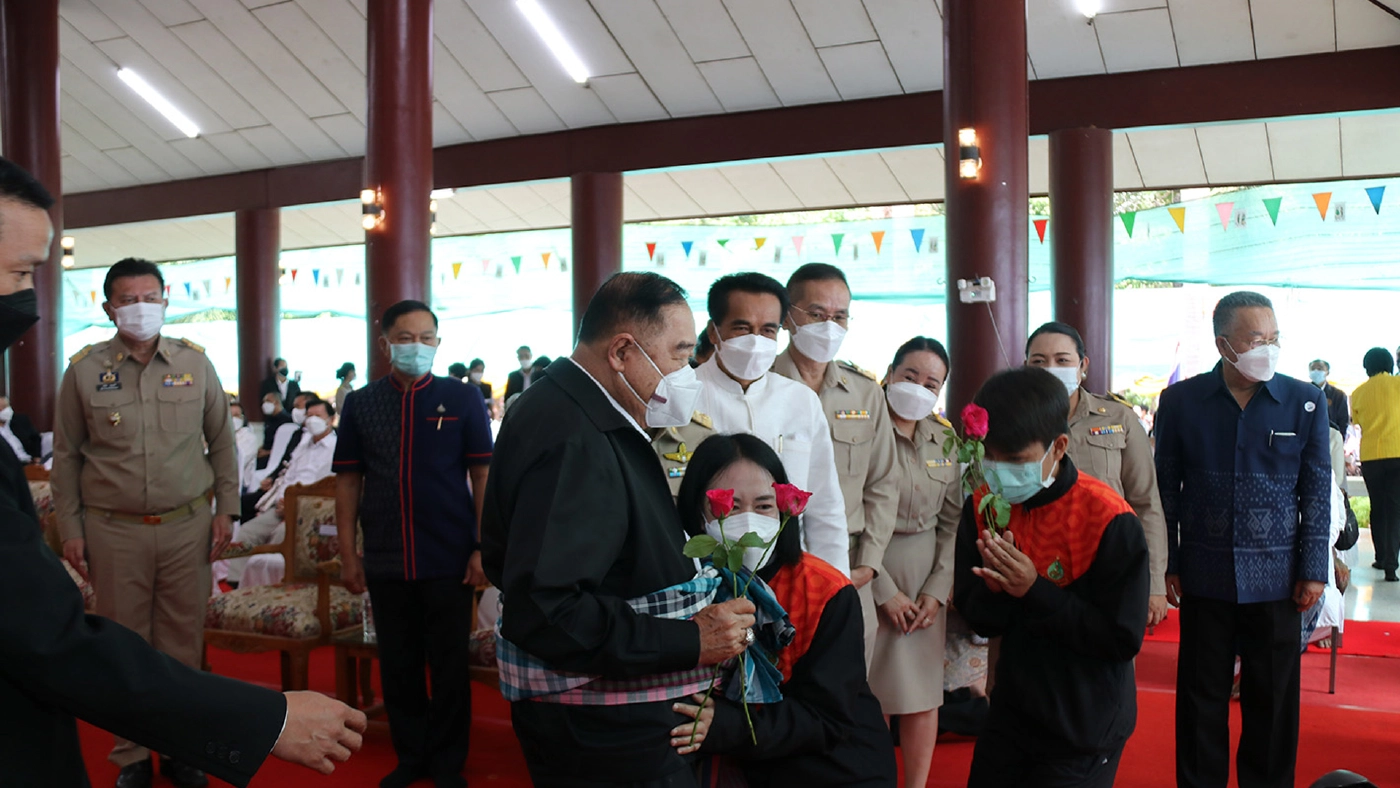 บิ๊กป้อม ทอดกฐินสร้างเจดีย์วัดหลวงปู่คำพันธ์ยอดทำบุญกว่า 3 ล้าน