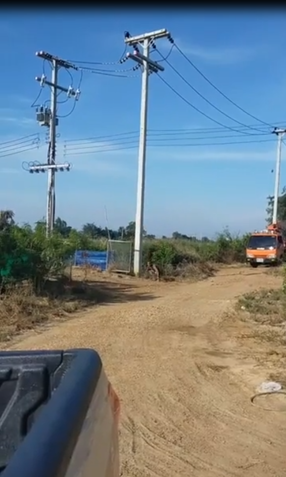 ระทึก! ชายเครียดปีนเสาไฟฟ้า เจรจา จนท.ขอลงเอง