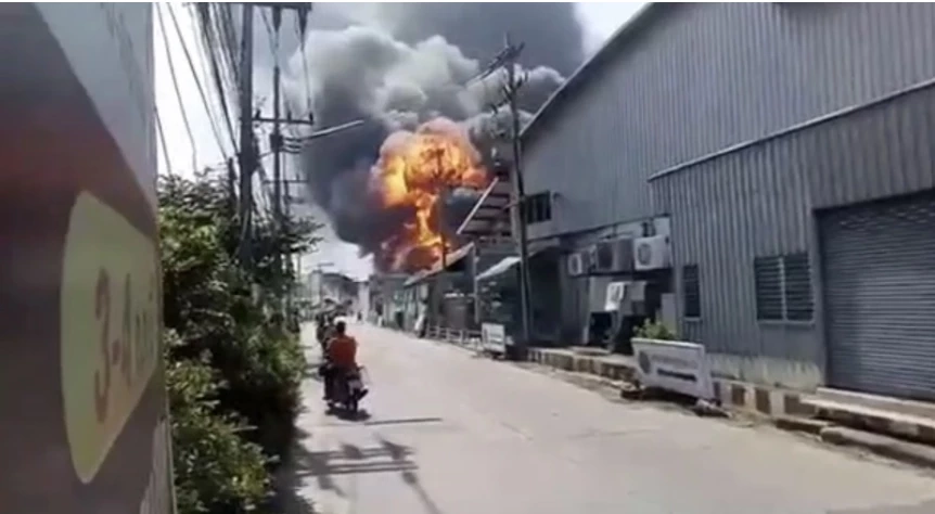 จับแล้วมือเผาคลังน้ำมันย่านอ้อมใหญ่ ที่แท้เป็นพนักงานสาวอ้างแค้นถูกด่า