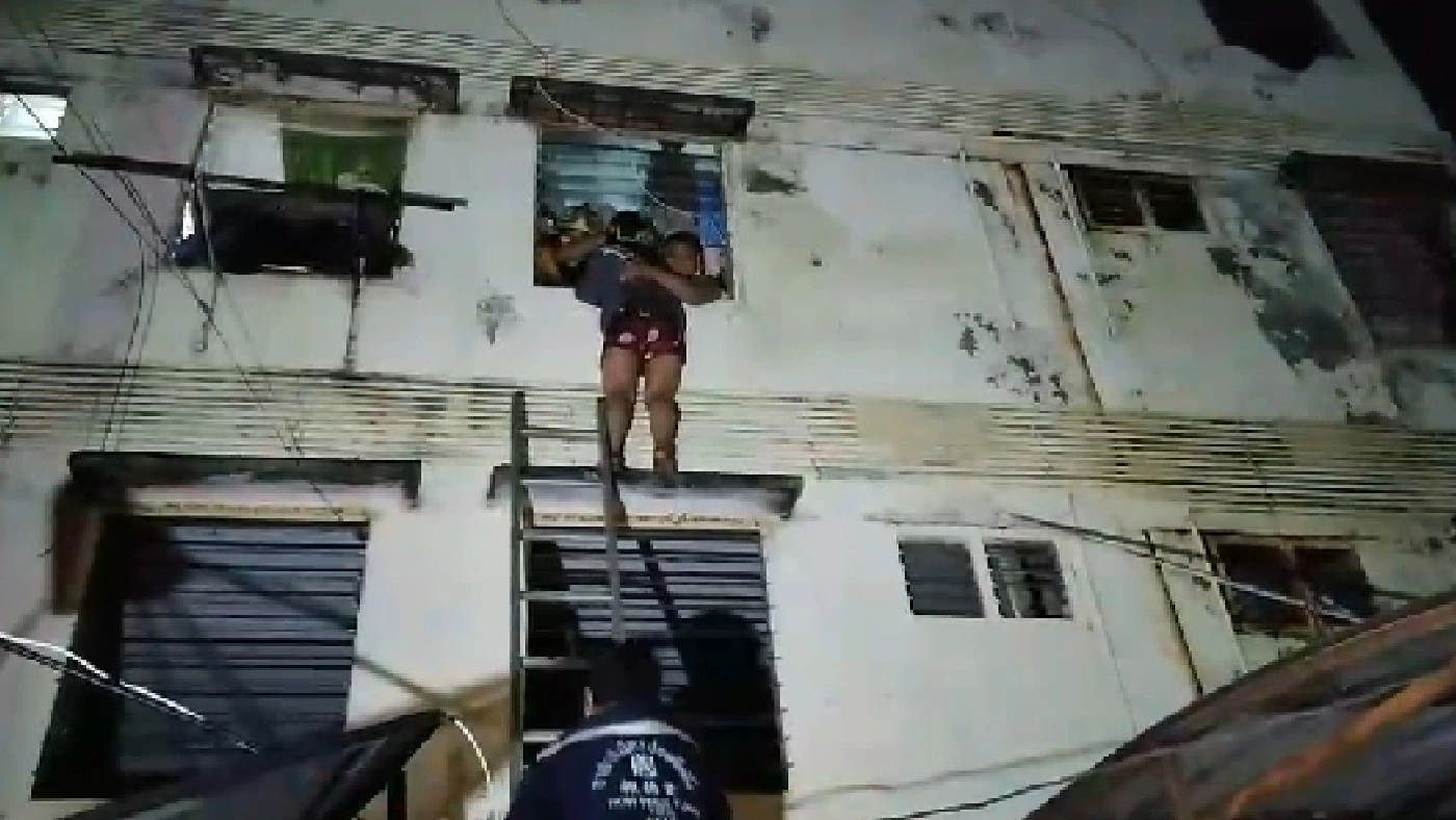 สาวคลั่งโดดตึก อาสากู้ภัยล็อกตัวช่วยไว้ได้ปลอดภัย