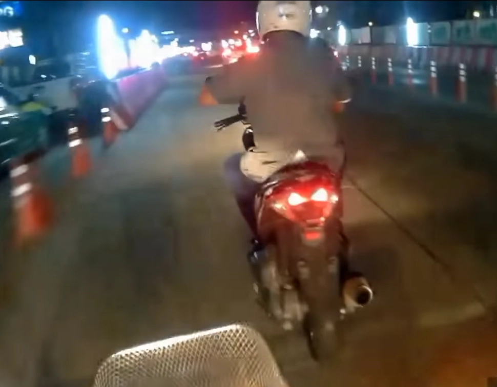 หวิดเดือด! "จยย.หัวร้อน" ชัก "คัตเตอร์" ขู่ฟันคู่กรณีฉุนปาดหน้า