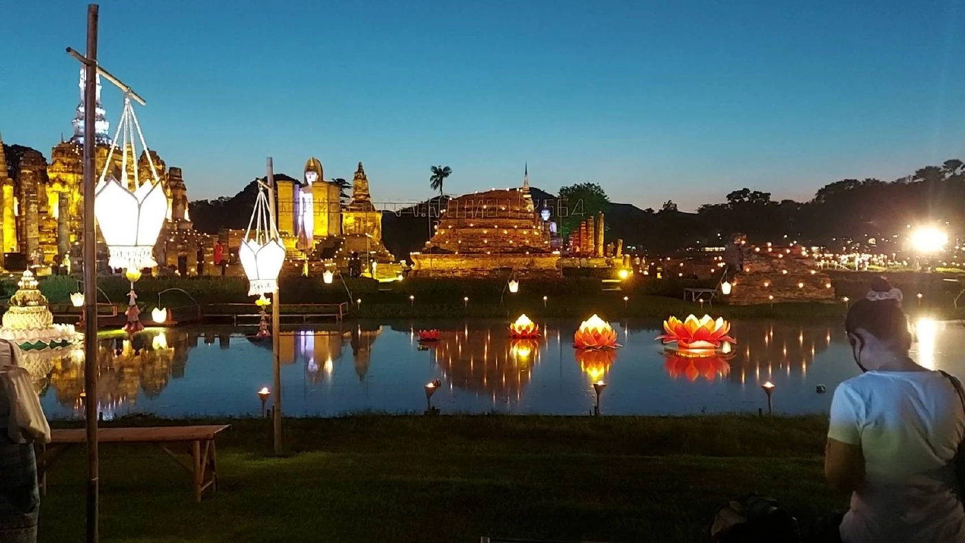 นักท่องเที่ยวนับหมื่นแห่ลอยกระทงเผาเทียนเล่นไฟสุโขทัย