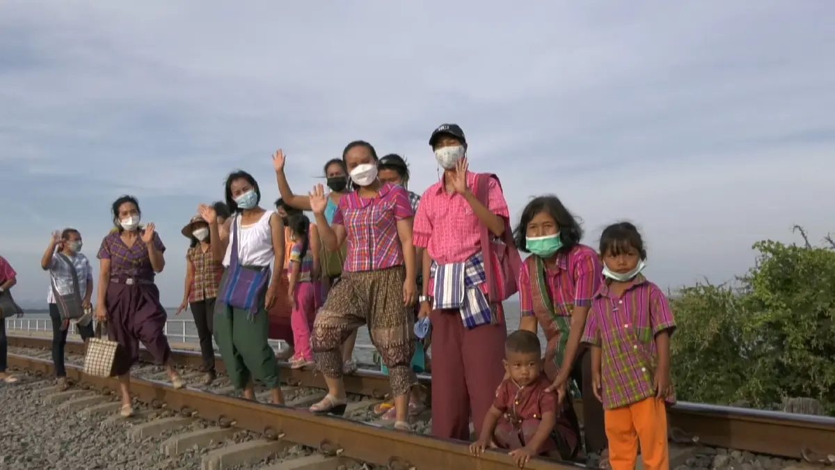 นักท่องเที่ยวแห่ชมสะพานรถไฟลอยน้ำเขื่อนป่าสักชลสิทธิ์