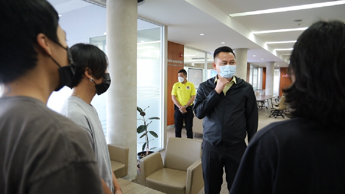 นอภ.-นายกเล็กมอบเกียรติบัตรยกย่องสองหนุ่มพลเมืองดี