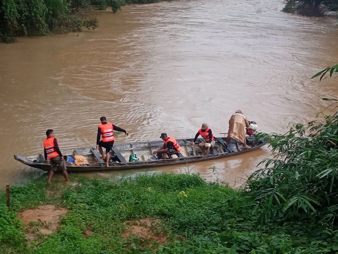 ไชยาอ่วม!! น้ำท่วมตัวเมืองสูง น้ำป่าพัดจมดับ 1 ราย