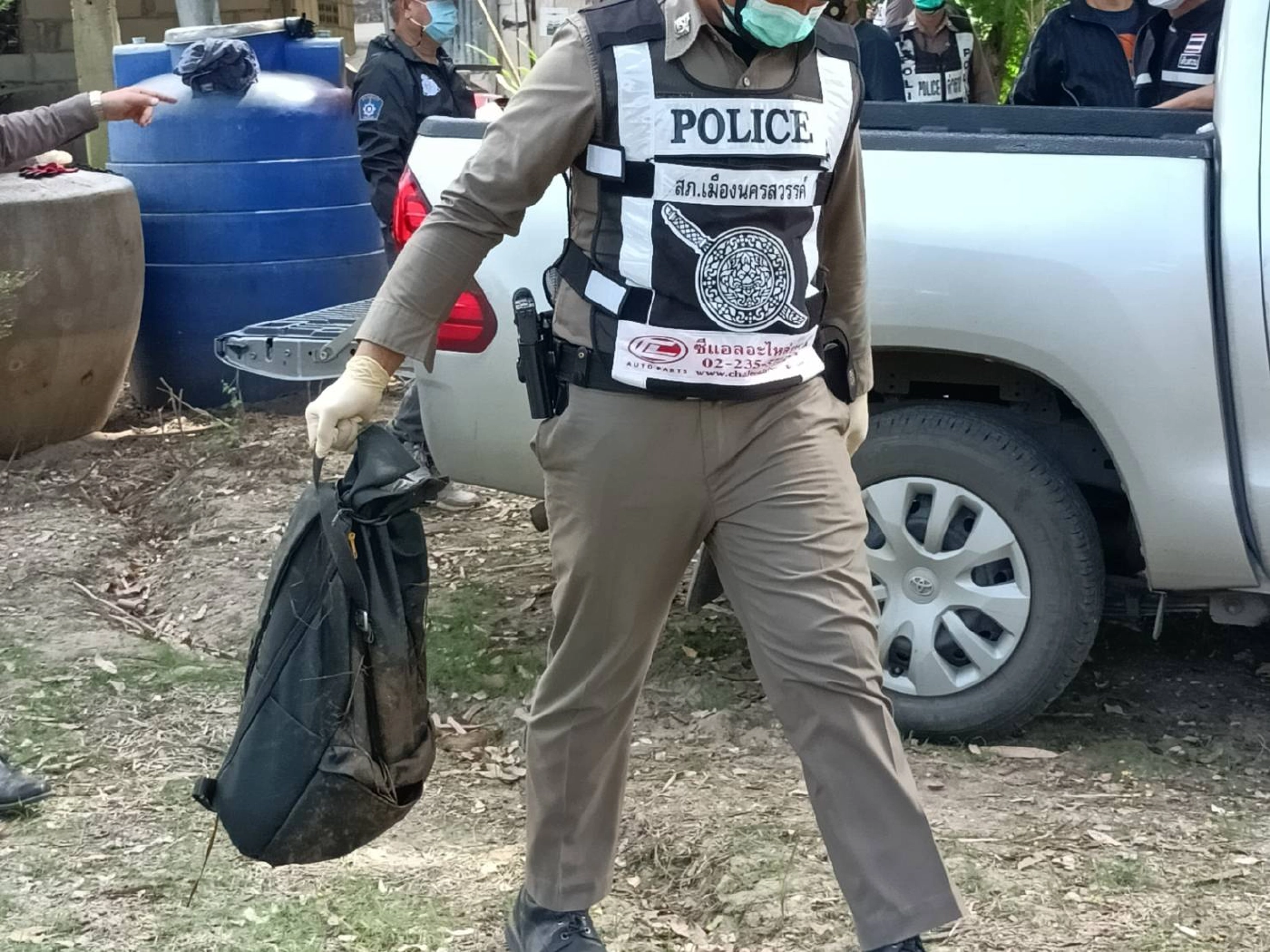 ตำรวจคุมมือฆ่าสาวทอมหาของกลาง พบจยย.จอดทิ้ง-เสื้อผ้าในคลอง