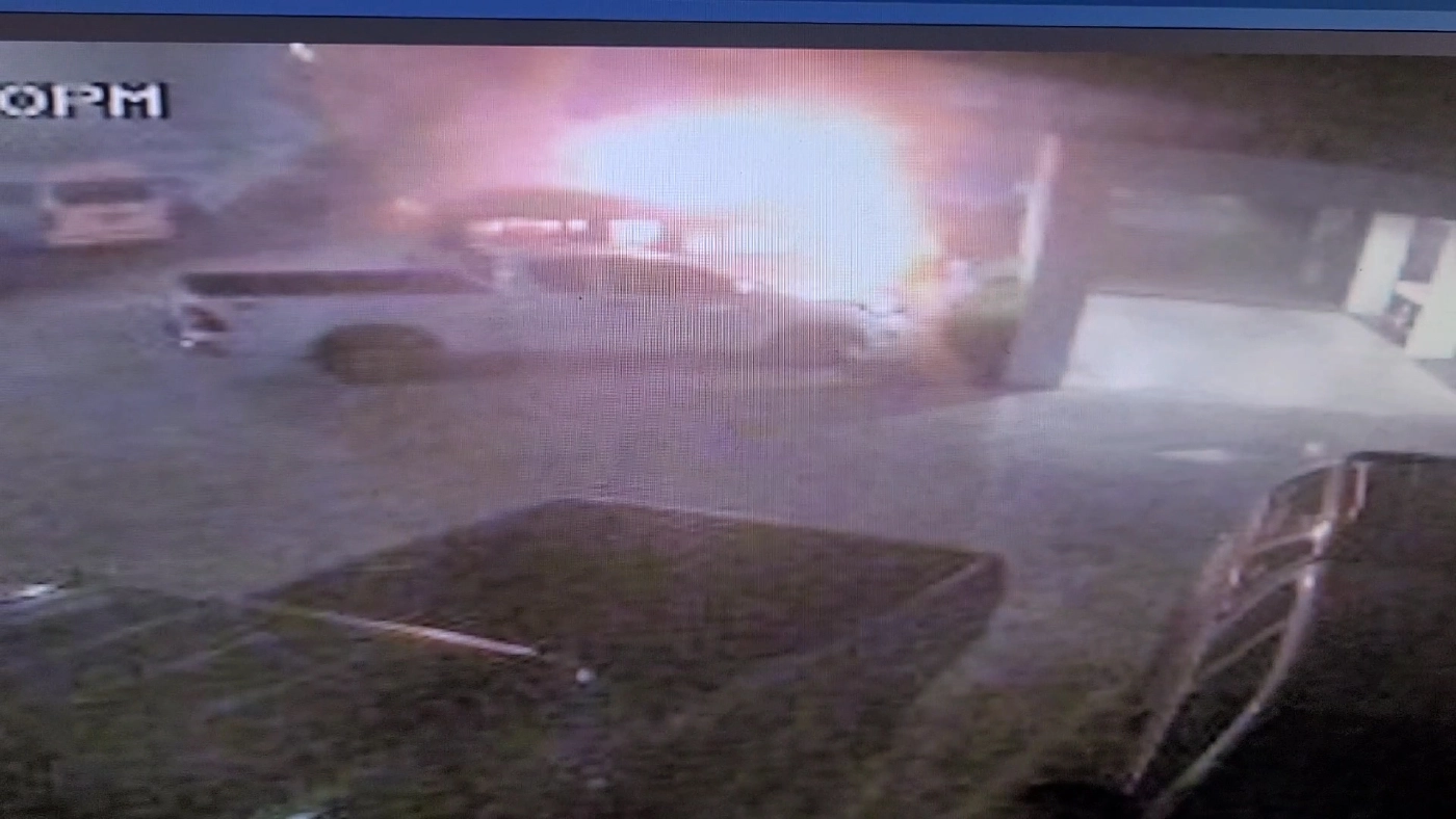 ไฟปริศนาไหม้รถตู้ลานจอดรถโรงแรมดังเสียหาย 4 คัน