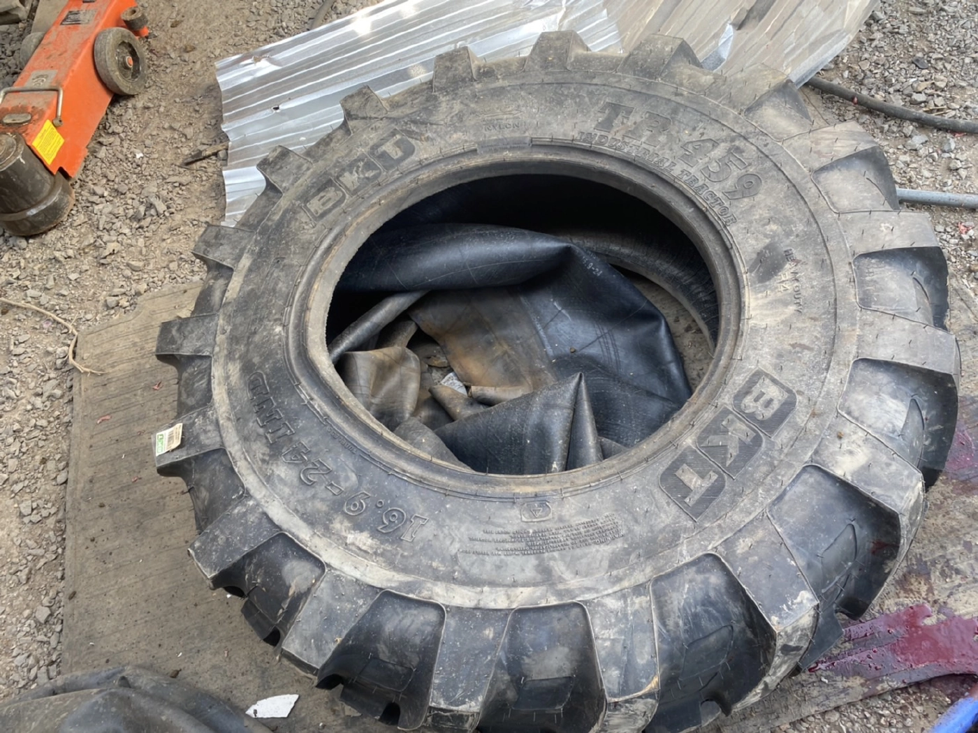 ช่างเปลี่ยนยางรถไถ เติมลมยางระเบิดศรีษะเปิด เสียชีวิตคาที่