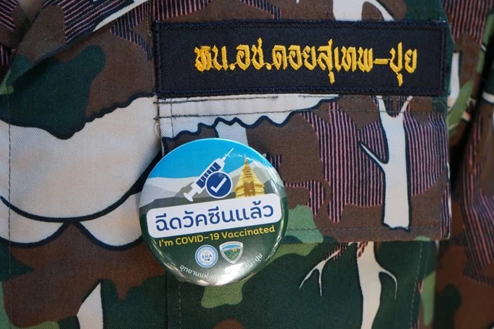 อุทยานดอยสุเทพ-ปุยให้จนท.ติดเข็มกลัด”ฉีดวัคซีนแล้ว”ให้นทท.มั่นใจ