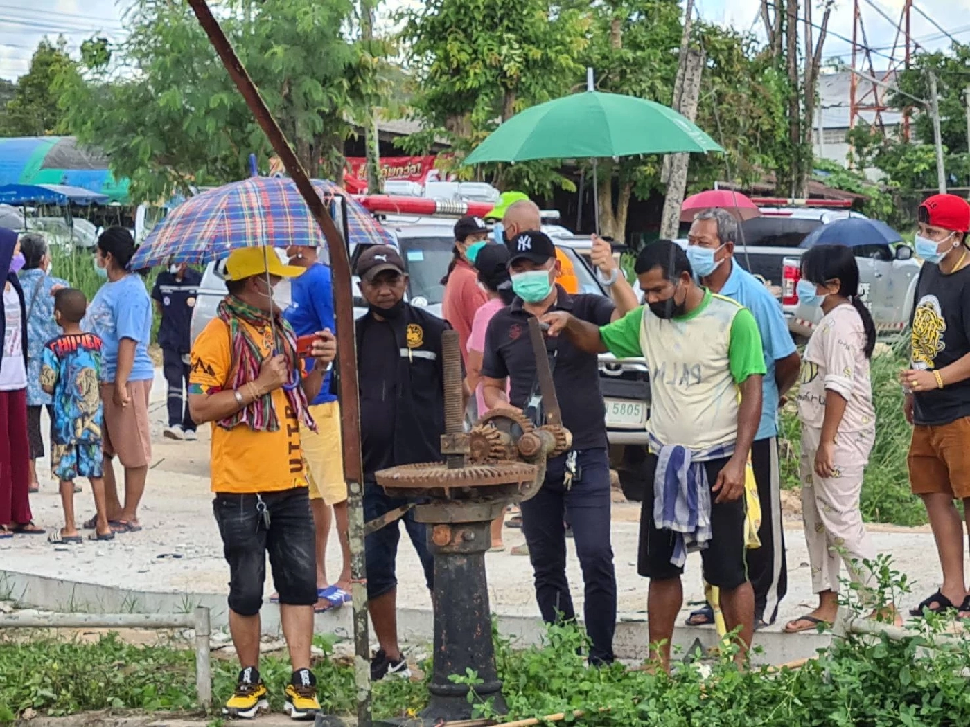 สลด! หนุ่มลงเก็บเหรียญในกระทง พลาดถูกดูดเข้าท่อระบายน้ำจมดับ