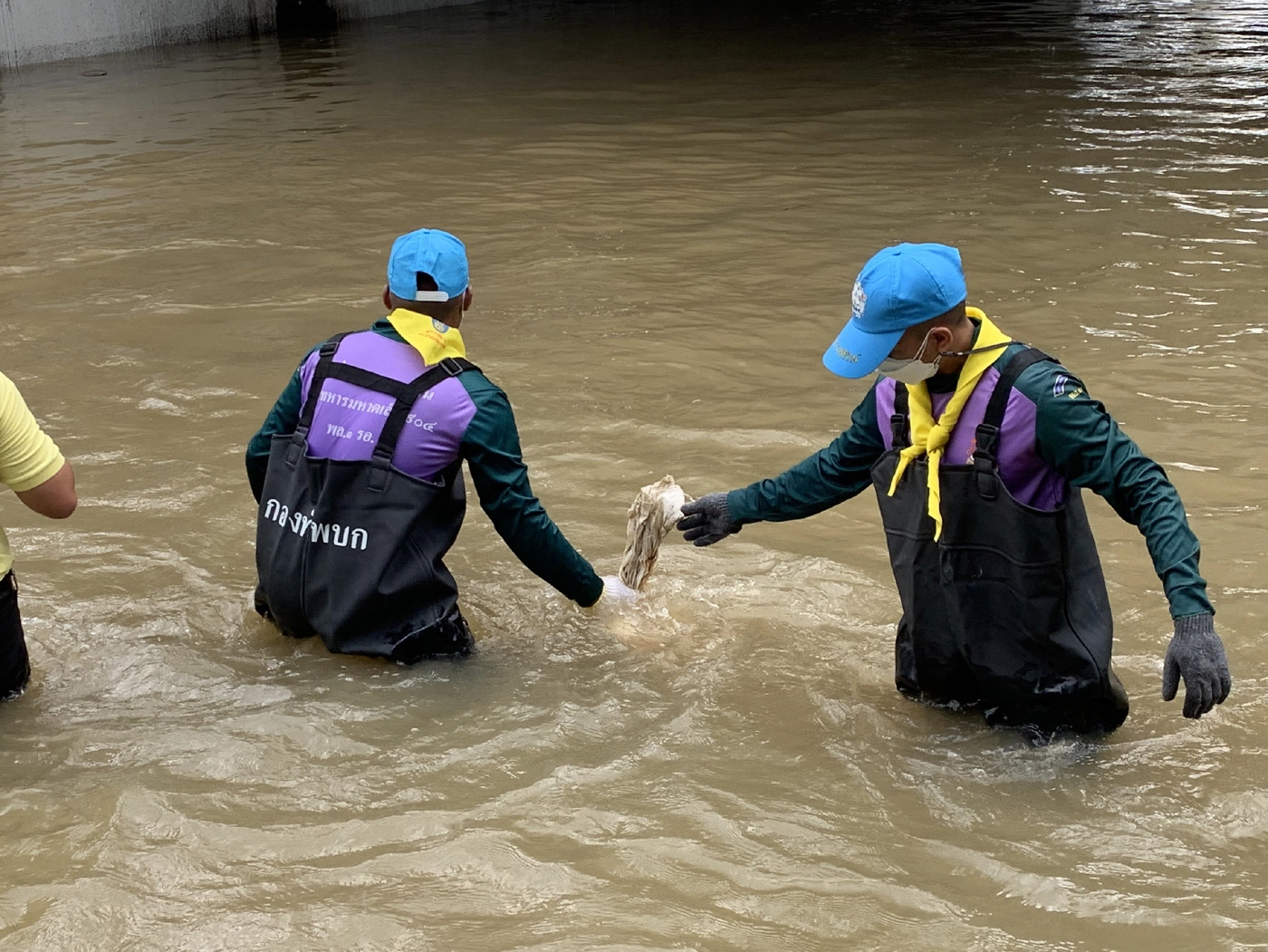 กองพลที่ 1 รอ. ส่งทหารเข้าช่วยปชช.ด่วน หลังน้ำจากเจ้าพระยาทะลักท่วม กทม.