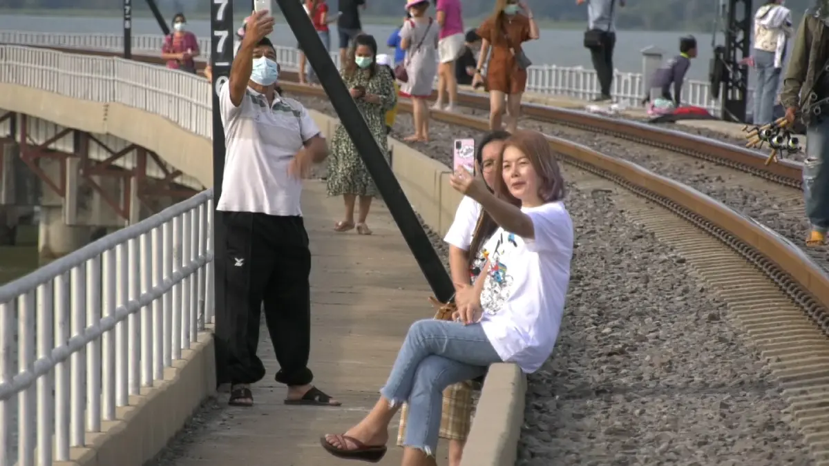 นักท่องเที่ยวแห่ชมสะพานรถไฟลอยน้ำเขื่อนป่าสักชลสิทธิ์