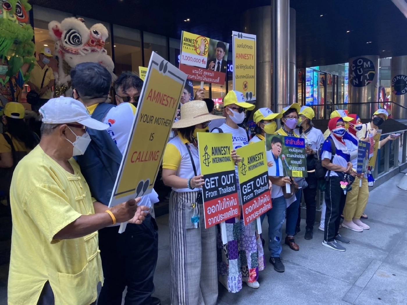 กลุ่มปกป้องสถาบันฯ เชิดสิงโต ล่าชื่อคนย่านสีลมไล่แอมเนสตี้