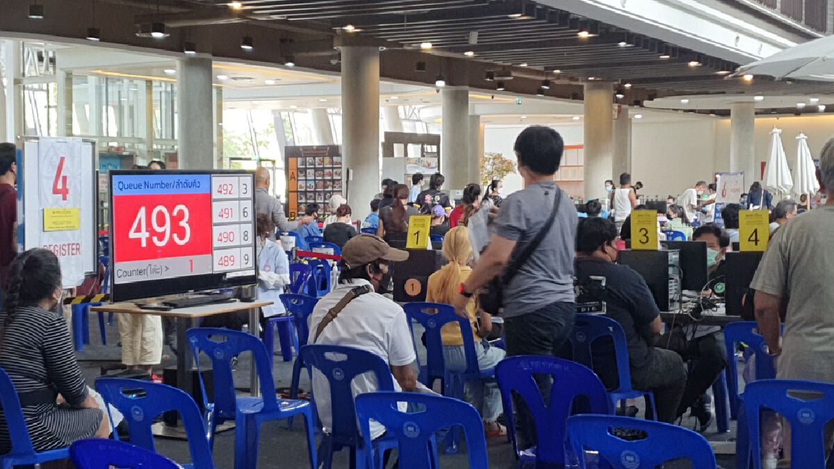 ล้นทะลักชาวเชียงใหม่นับหมื่นคนแห่ฉีดวัคซีนโควิด