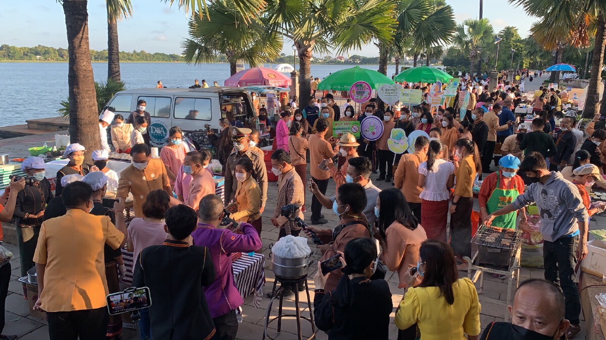 ฟื้นกิจกรรมสวมผ้าเบญจศรีใส่บาตร สัมผัสอากาศหนาวแรก
