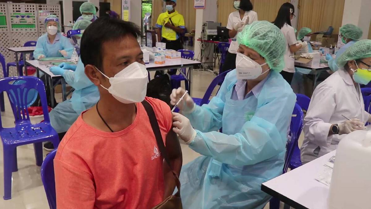 ชาวพะเยาแห่ฉีดวัคซีนสูตรไขว้ซิโนแวค-ไฟเซอร์