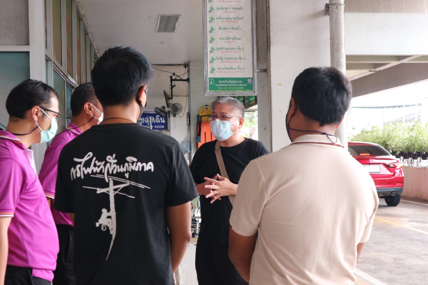 ไฟฟ้าตรังแอ่นอกรับเยียวยาสาวใหญ่ขับจยย.ตกหลุมลึก