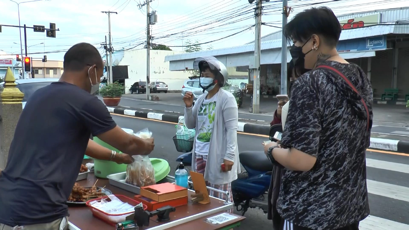 หมูปิ้งป้าเล็ก ป้าน้อยสวน 200 ปี ไม้ละ 5 สลึง