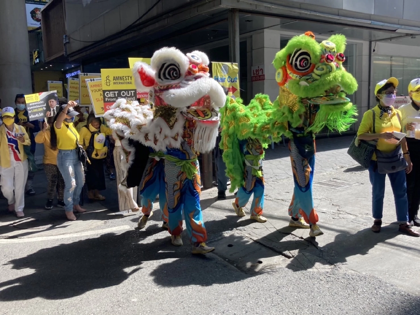 กลุ่มปกป้องสถาบันฯ เชิดสิงโต ล่าชื่อคนย่านสีลมไล่แอมเนสตี้