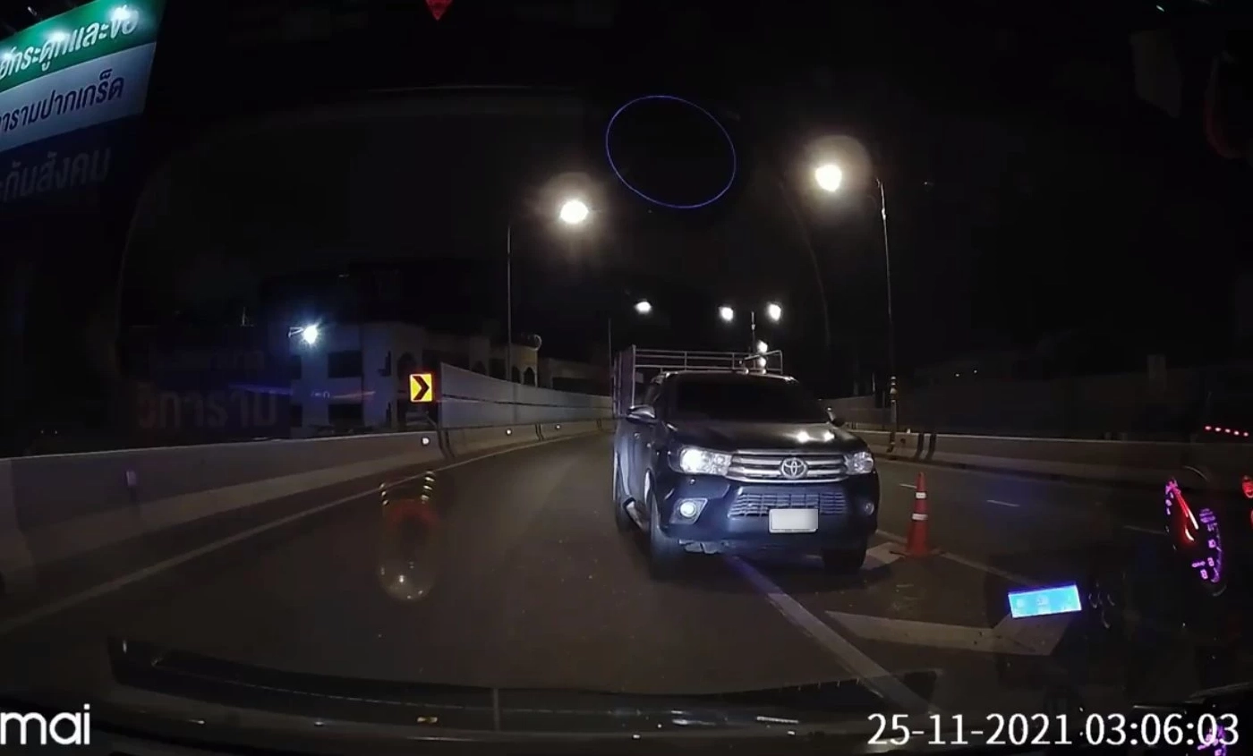 อายมั้ย! เปิดคลิปประจาน "กระบะมักง่าย" ขับย้อนศรหวังลงสะพาน