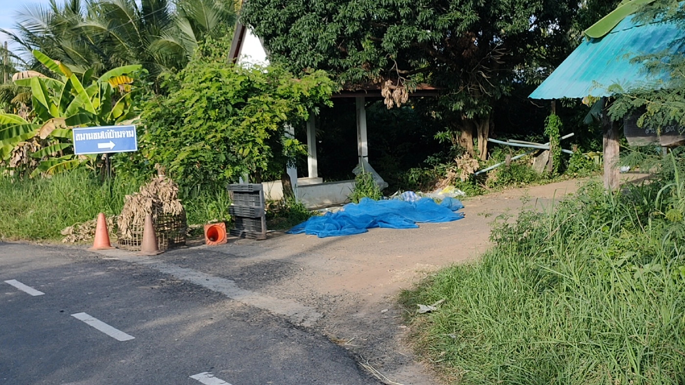 จบดราม่าถนนตากข้าว เมียผญบ.และชาวนายอมถอยใช้แค่ครึ่งเลน