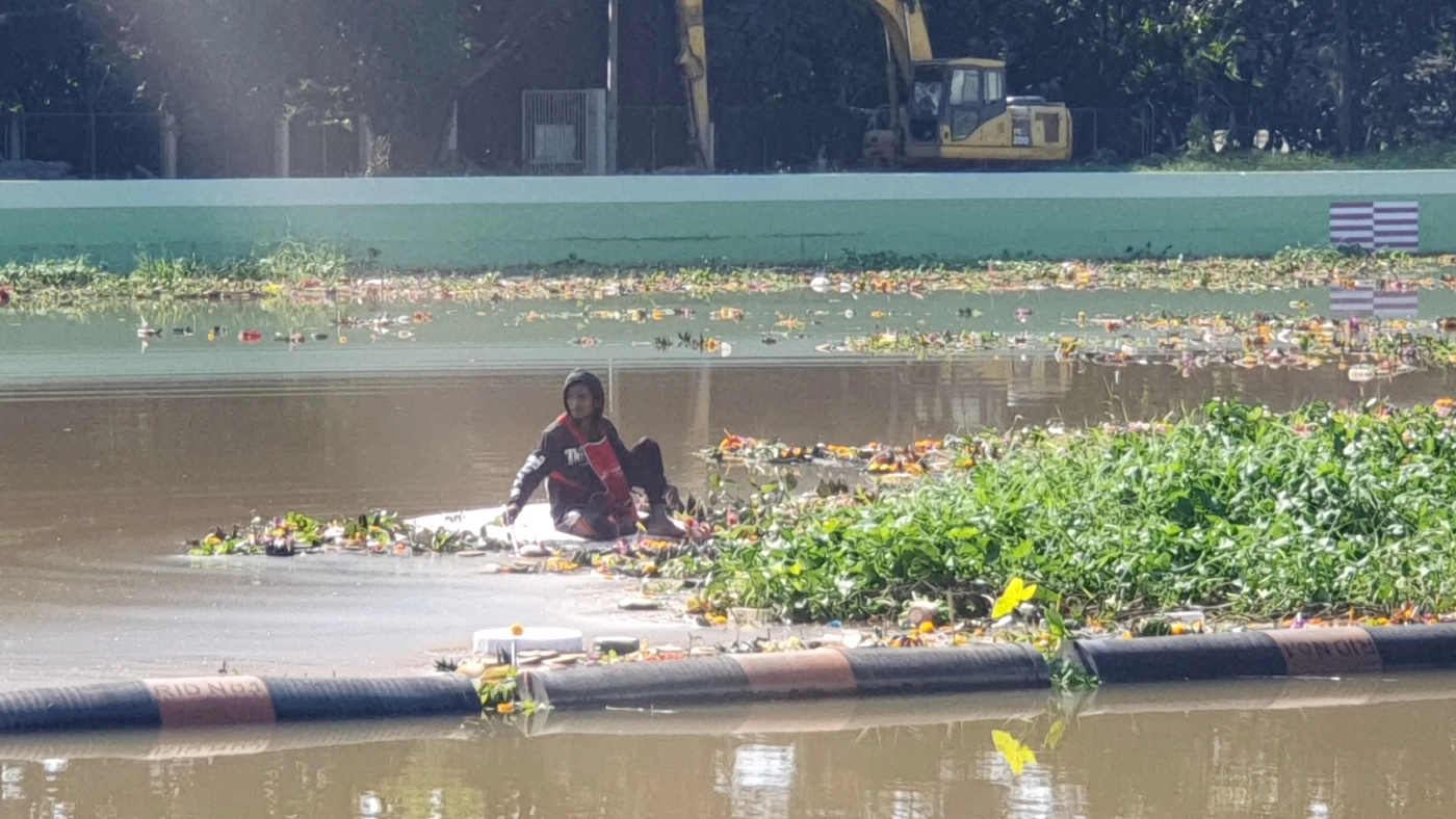 เร่งเก็บกระทงหน้าประตูระบายน้ำแม่ปิง คนเก็บเหรียญในกระทงเผยปีนี้ยอดตก