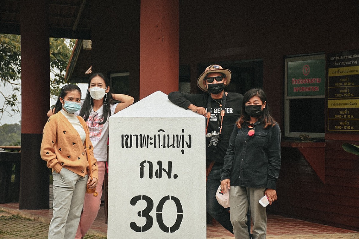 คึกคัก! เปิดพะเนินทุ่งวันแรก นทท.แห่สัมผัสธรรมชาติ รับเปิดประเทศ