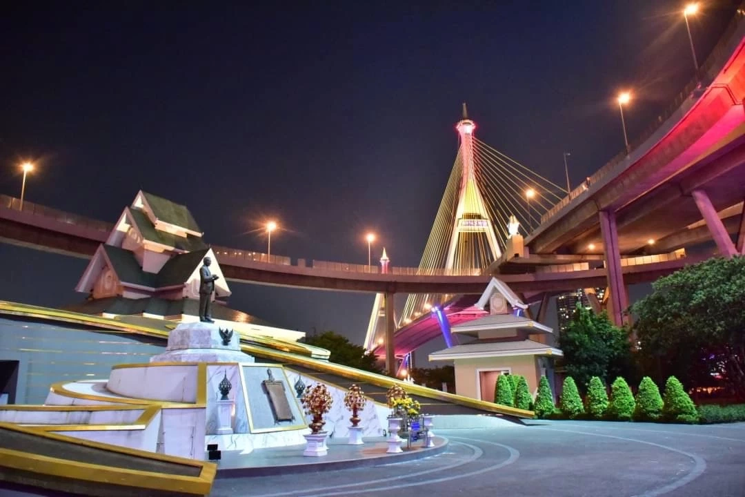 สีสันวันลอยกระทง ชมทัศนียภาพไฟประดับสะพานข้ามแม่น้ำเจ้าพระยา (คลิป)