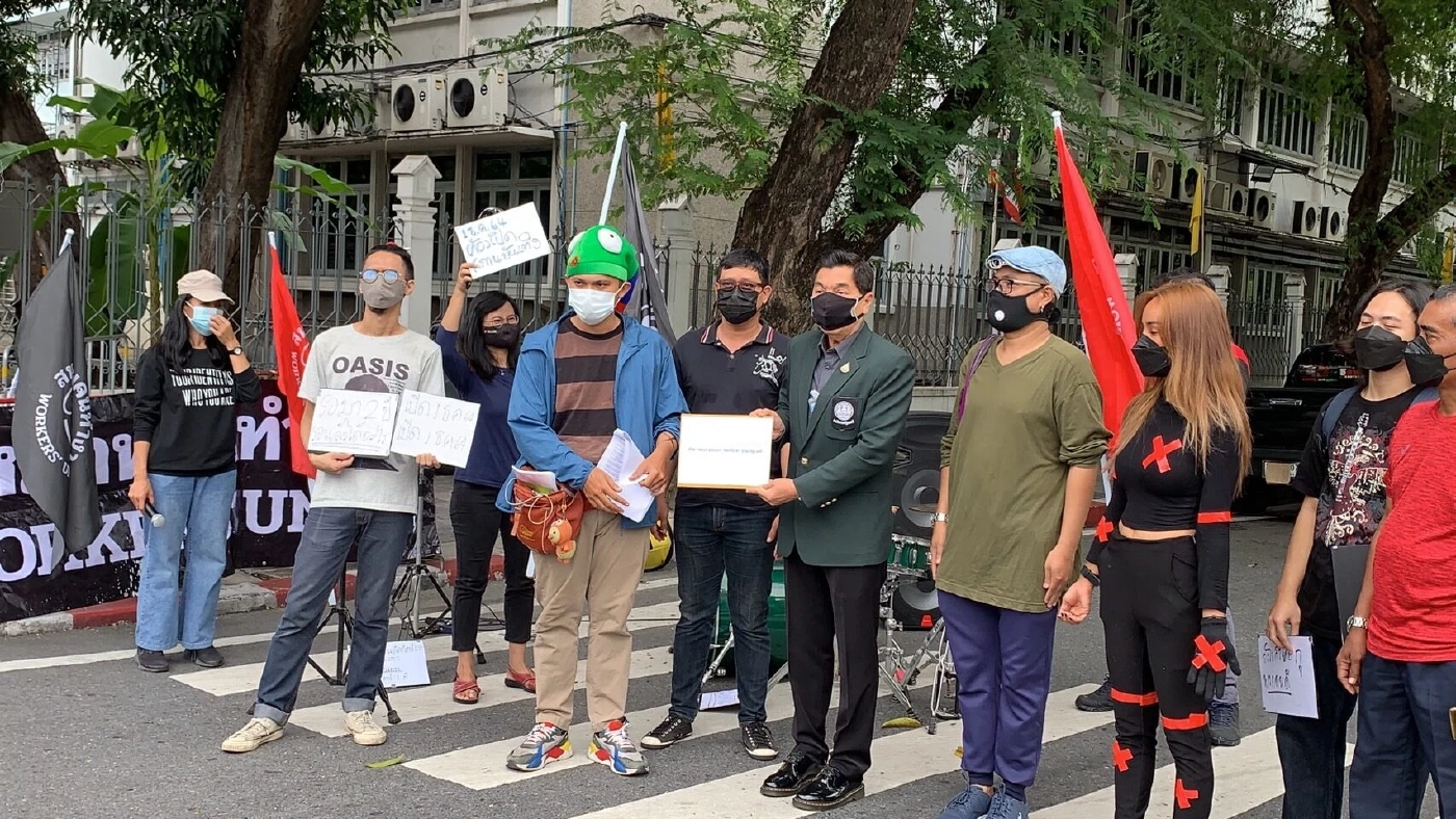 นักดนตรีบุกข้างทำเนียบฯ จี้รัฐบาลคลายล็อกสถานบันเทิง