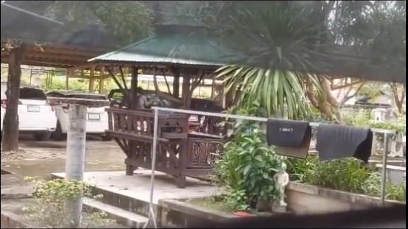 ชาวบ้านเสียว "เมียหัวร้อน" ทุบรถยนต์ผัวพังเละ