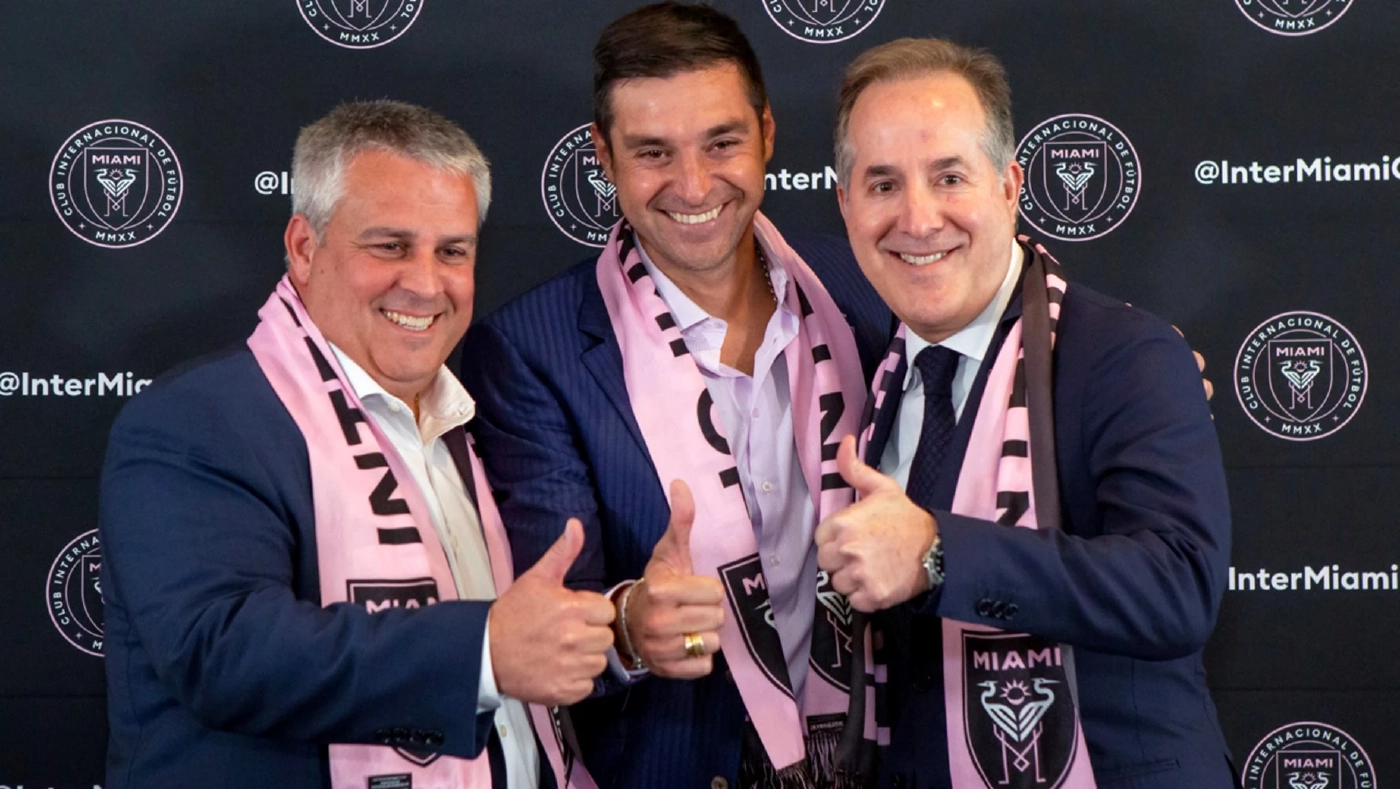 ดิเอโก อลอนโซ (กลาง) แทบไม่มีโอกาสสร้างทีมตามแนวทางของตัวเอง / ภาพจาก Miami Herald