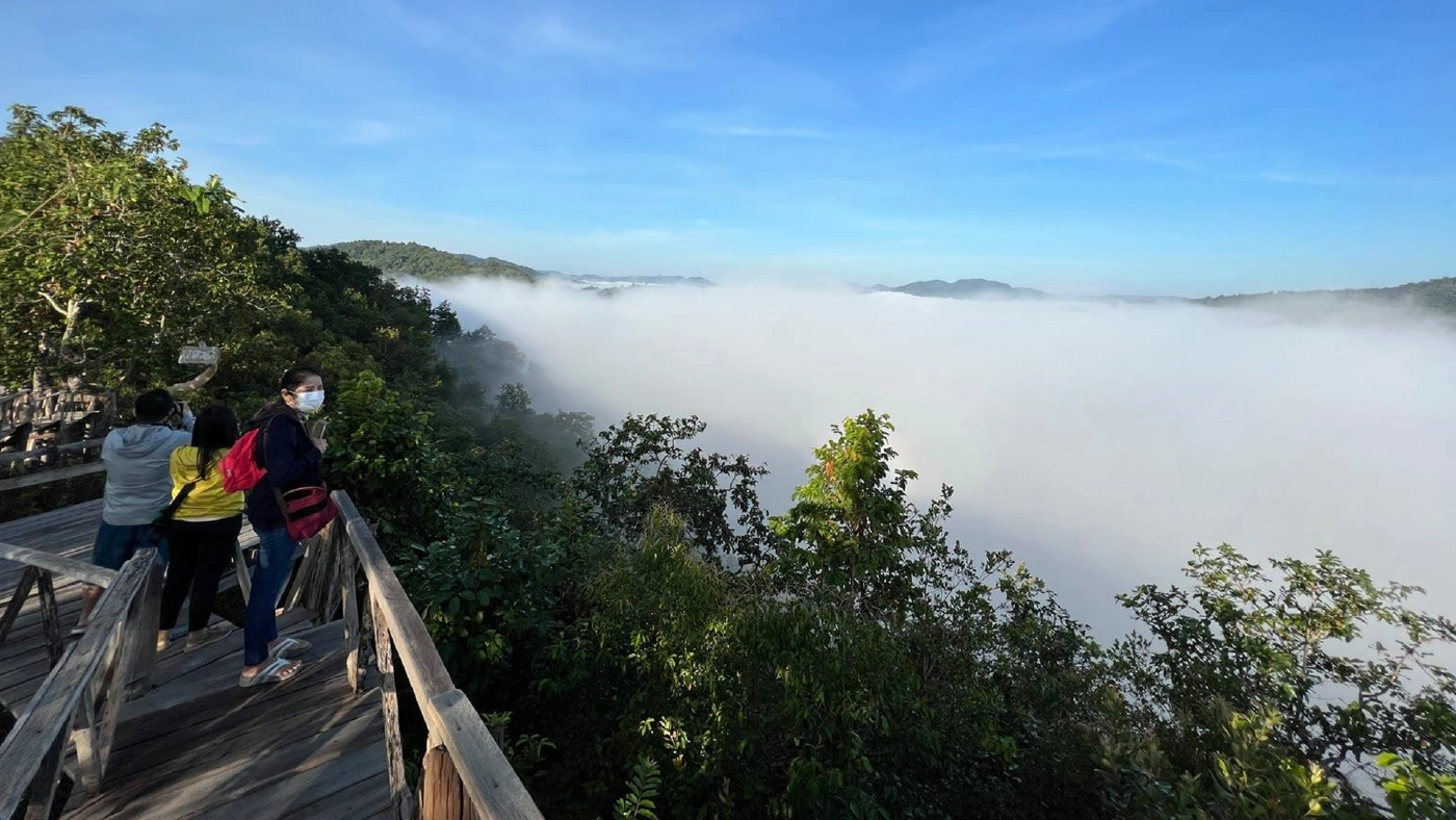 "ยอดภูหลวง" คึกคัก นักท่องเที่ยวแห่ชมทะเลหมอกหนาแน่นยาวนาน