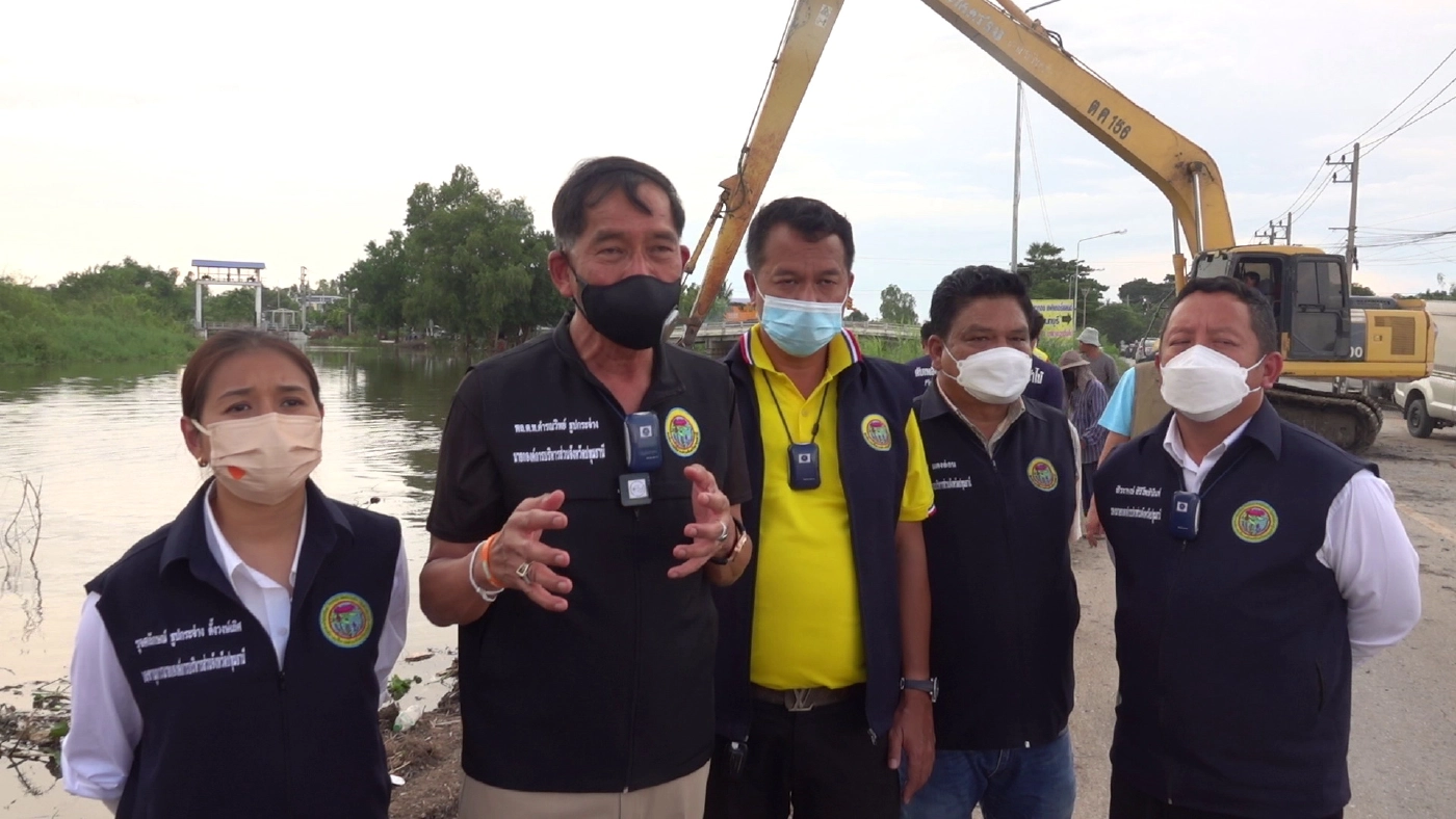 บิ๊กแจ๊ส สั่งวางถุงบิ๊กแบ็คอุดน้ำมุดท่อเก่าใต้ถนนท่วม 150 หลังสำเร็จ 