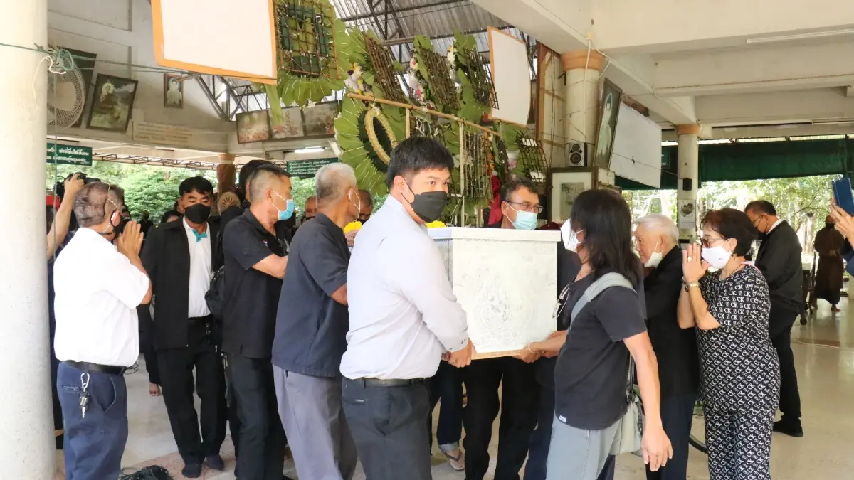 เพื่อนร่วมอุมการณ์ ร่วมส่งร่าง อ.สมเกียรติ เป็นอาจารย์ใหญ่ รพ.ศรีนครินทร์