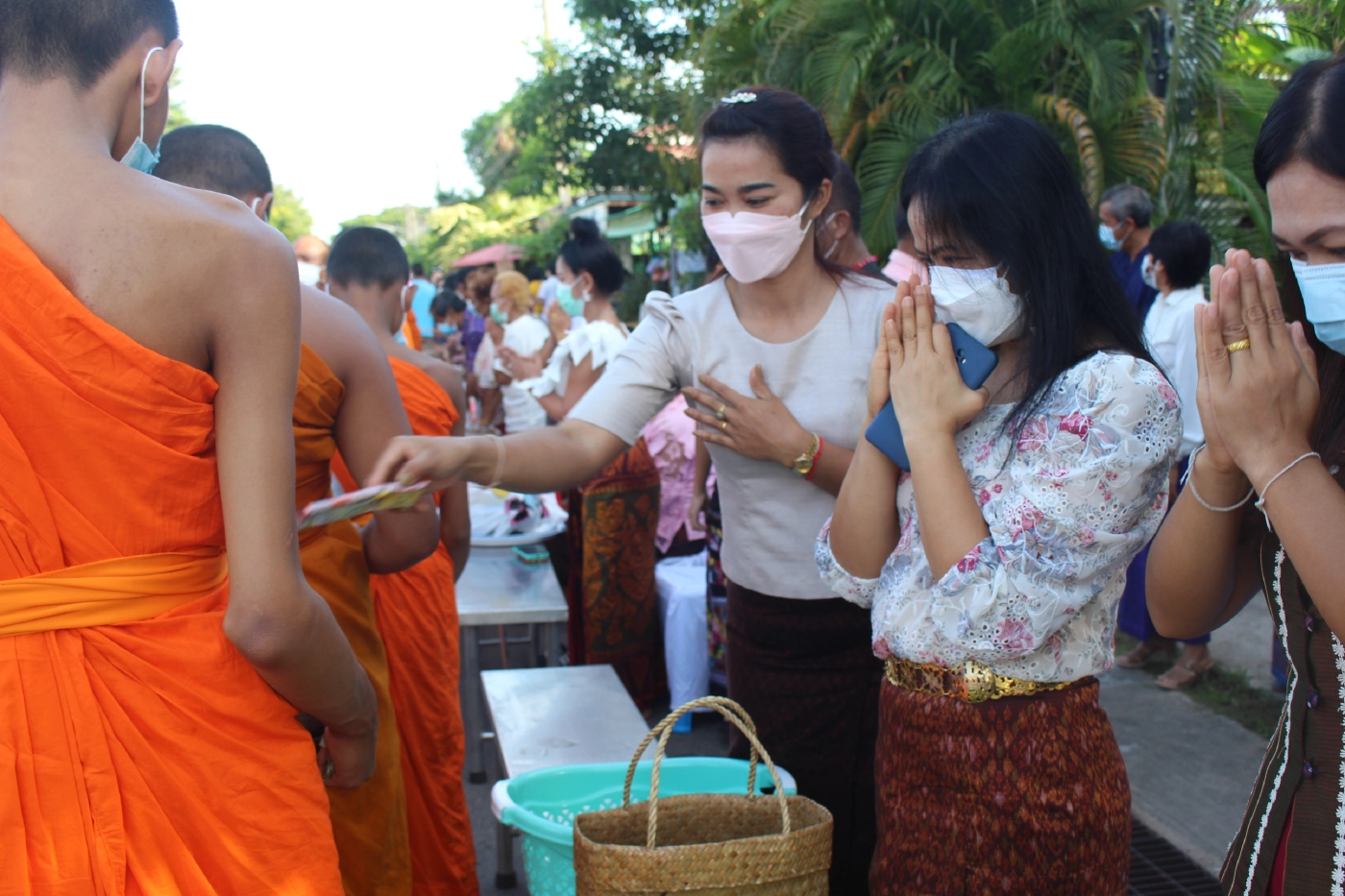 ชาวสุรินทร์สืบสานประเพณีใส่บาตรปราสาทศีขร