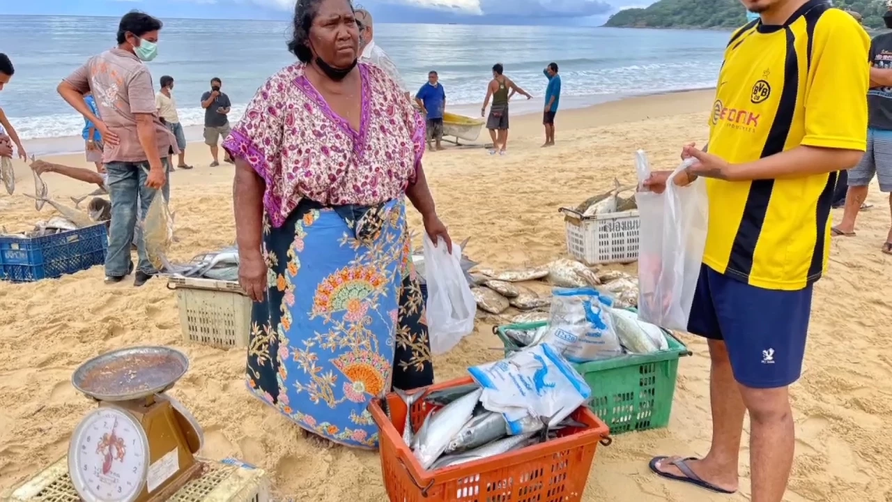 ปรากฎการณ์ "ปลามง" ริมหาดหิ้วอวนล้อมจับได้ยกฝูง