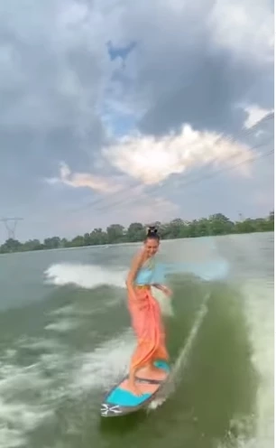 "แซมมี่ เคาวเวลล์" รับเทศกาลลอยกระทงแต่งเป็นนางนพมาศ เล่นเซิร์ฟบอร์ด