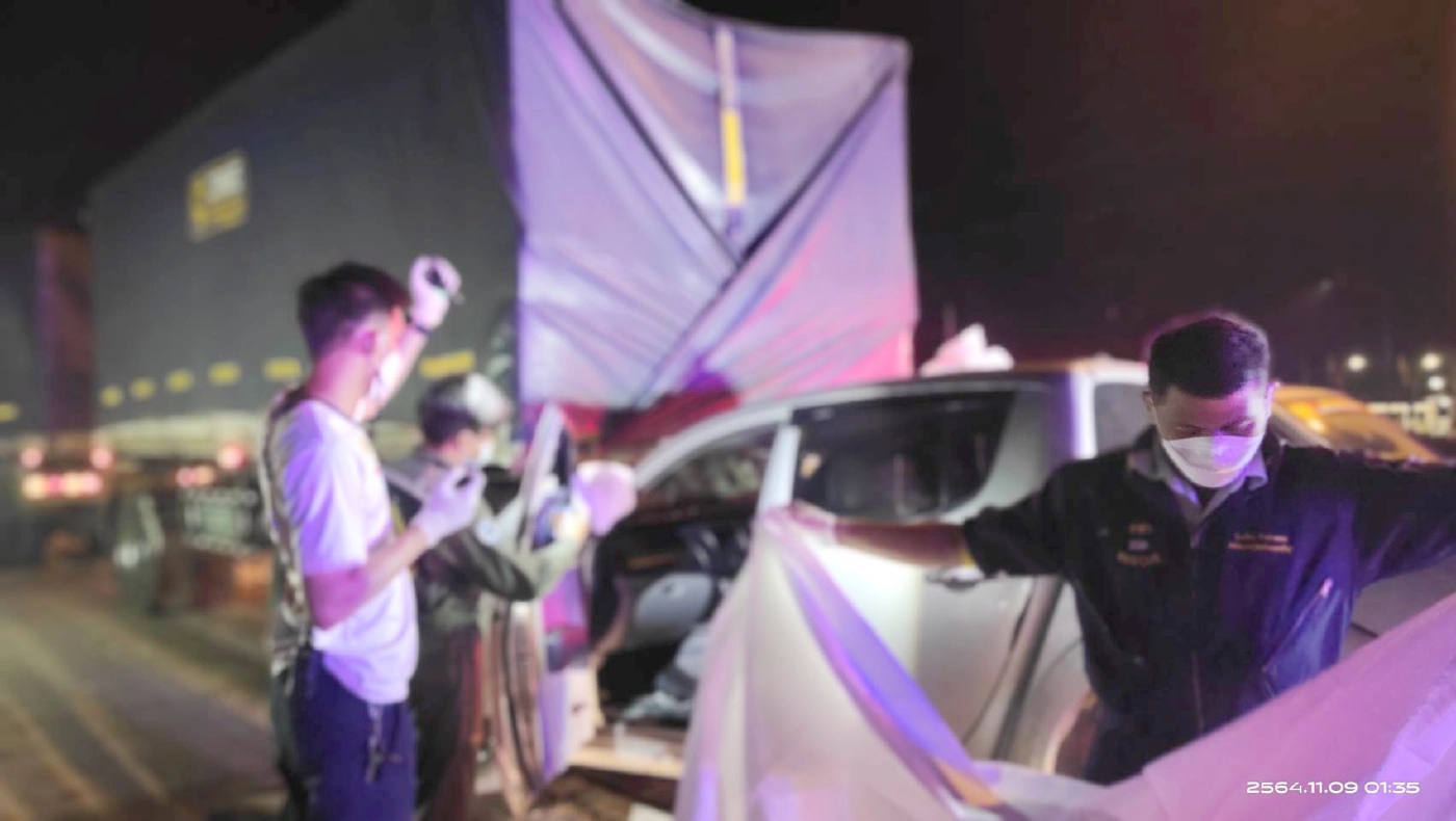 "ด.ต."ซิ่งกระบะพุ่งชนท้าย10ล้อ-ดับคาพวงมาลัย