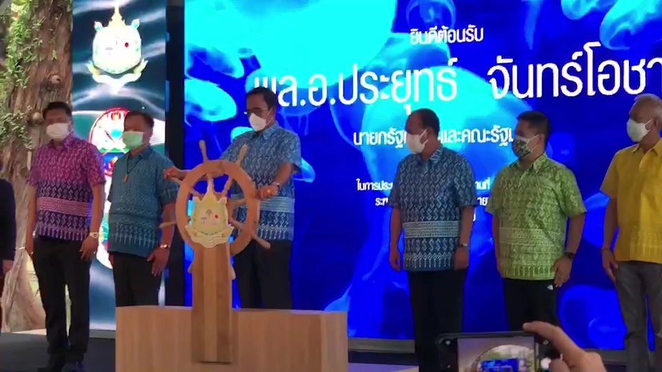นายกฯ พร้อมคณะ สวมเสื้อพระราชทานเดินชิล "ย้ำไม่ได้มาหาเสียง"