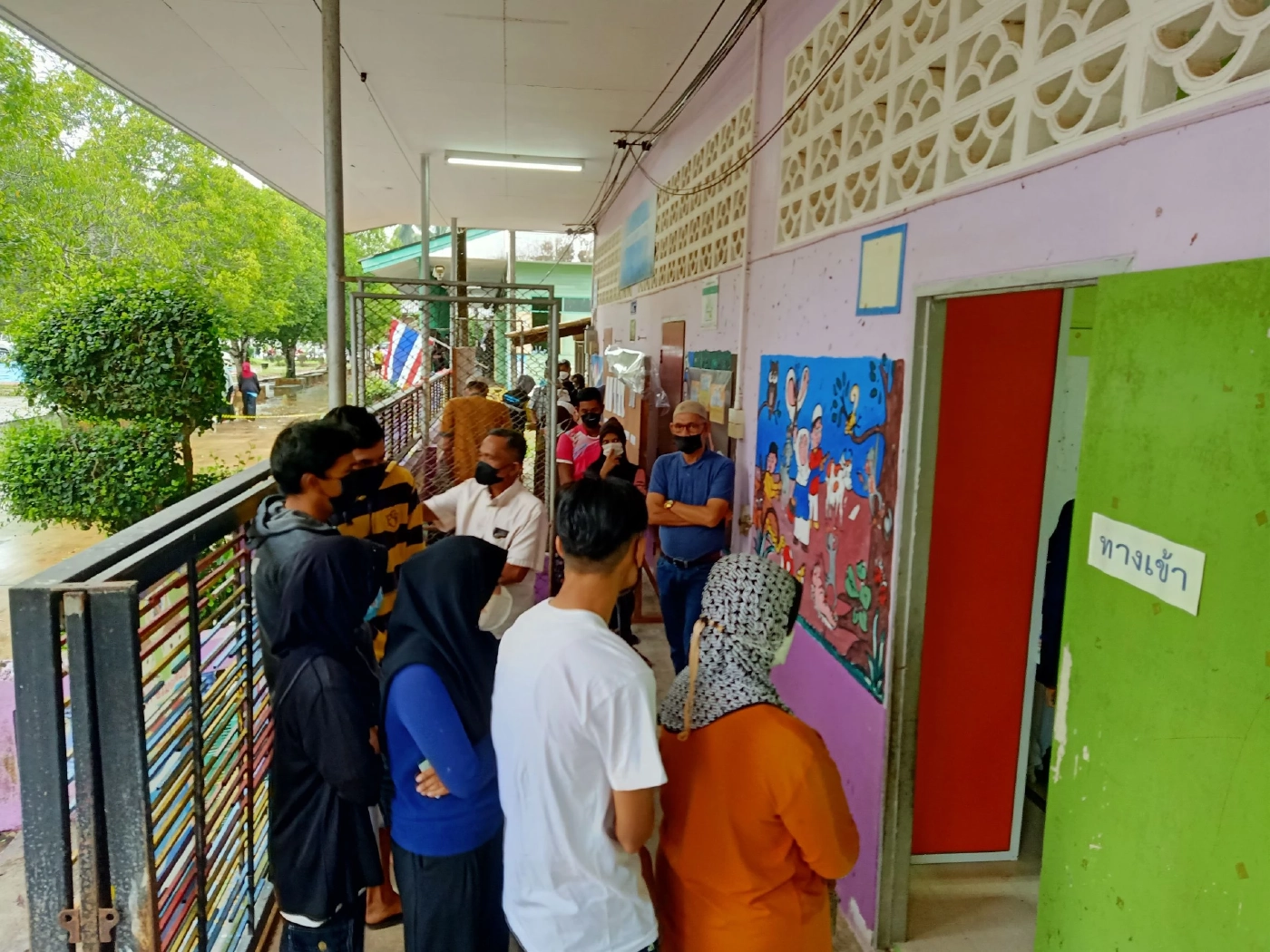 เลือกตั้งอบต.นราธิวาส ท่ามกลางสายฝน รปภ.เข้ม