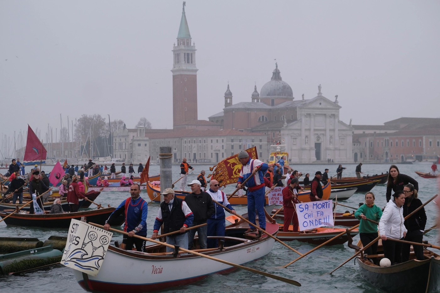 ชาวเวนิสพายเรือประท้วง รัฐบาลเมืองเอาใจแต่นักท่องเที่ยว
