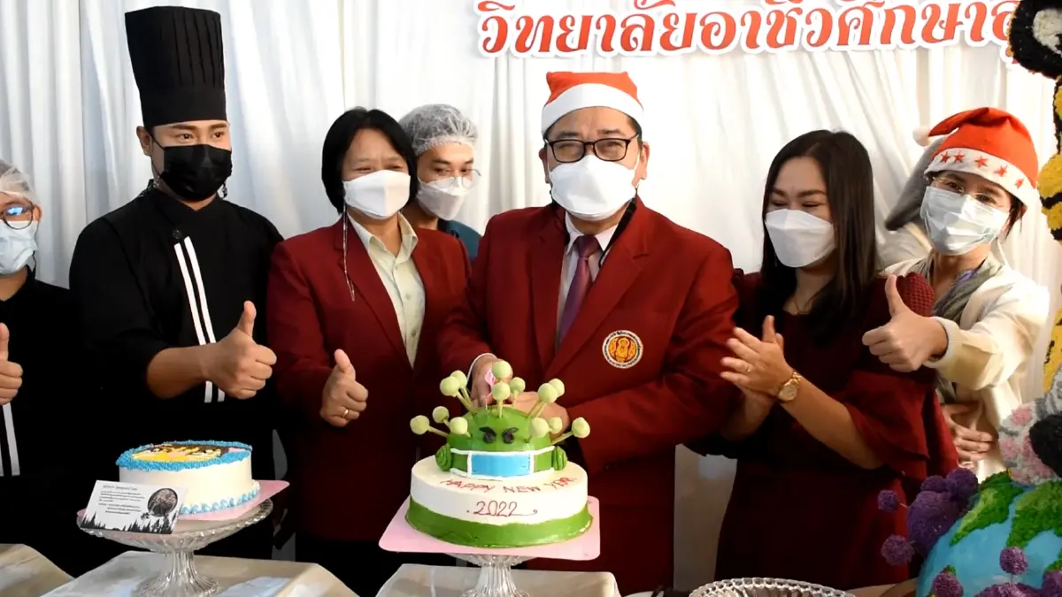 นักศึกษาอุตรดิตถ์ลุยผลิตเค้กสู้โควิด