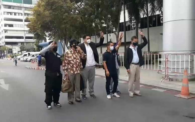 ศาลนัดสืบพยานคดีปักหมุดสนามหลวง ทนายจ่อขอประกัน ไมค์-อานนท์-เพนกวิน-ไผ่