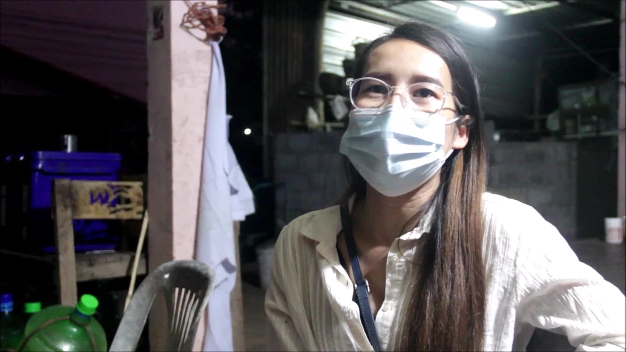 โดนแล้ว! น้องหญิงสาวอุดร ตะโกนบอกให้นายกฯลุงตู่เกษียณ ถูกเรียกทำประวัติ