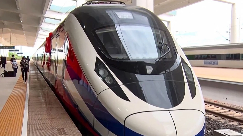 วันนี้ “วันชาติสปป.ลาว” รถไฟหัวกระสุนลาว-จีน เปิดทำการอย่างเป็นทางการ