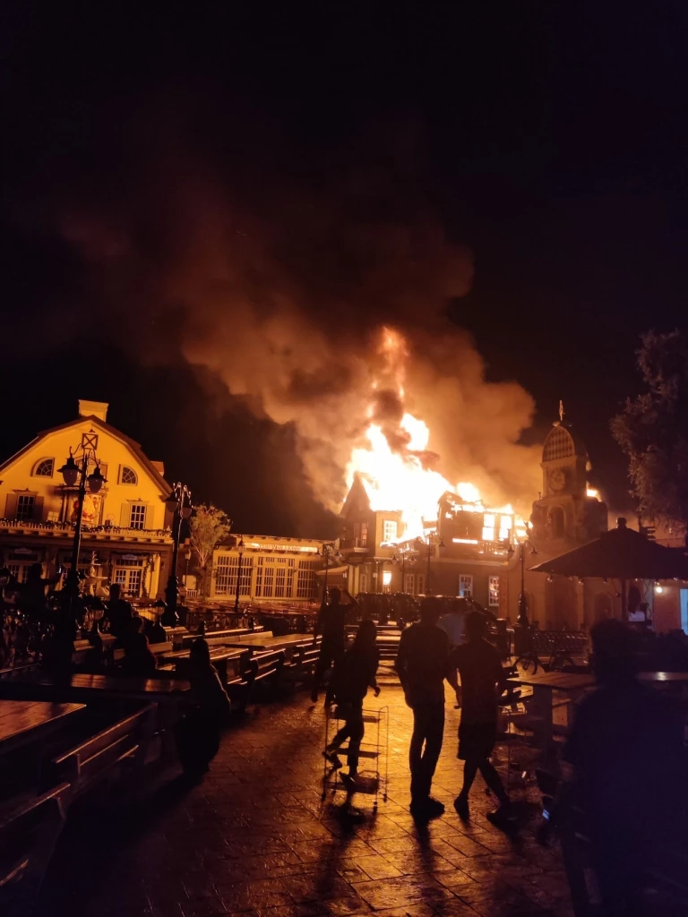 วอดกลางดึก ไฟไหม้สวนอาหาร ช็อกโกแลตวิลล์ ควบคุมเพลิงได้แล้ว