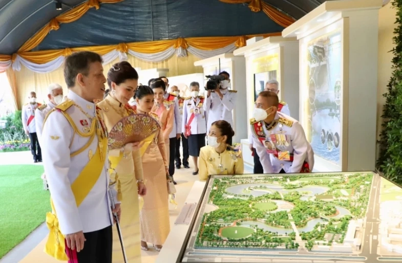 พระบาทสมเด็จพระเจ้าอยู่หัว เสด็จวางศิลาฤกษ์แท่นฐานพระบรมราชานุสาวรีย์ฯ