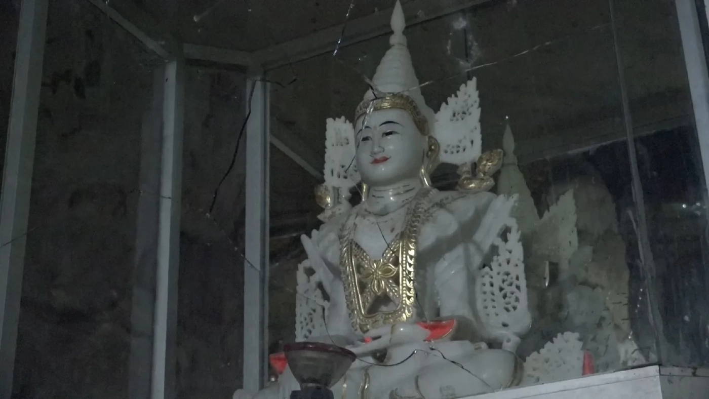 หนุ่มคลั่งบุกวัด ถีบพระพุทธรูปทำลายสิ่งของ