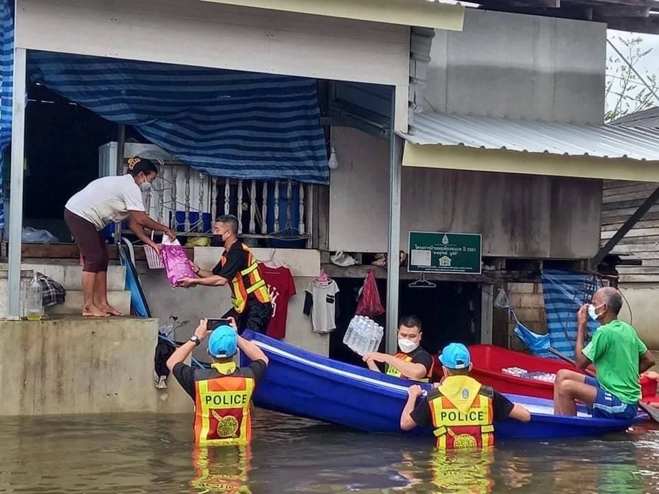 ตร.สั่ง "ภูธร 8 , 9 , ตชด.ภาค 4" เร่งบรรเทาทุกข์ น้ำท่วม